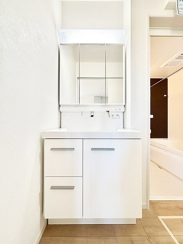 収納力と機能性に優れた洗面化粧台