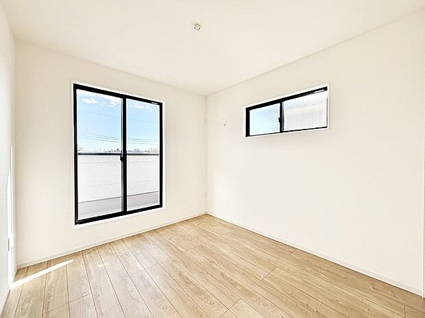 バルコニーが開放感をプラスしてくれる洋室