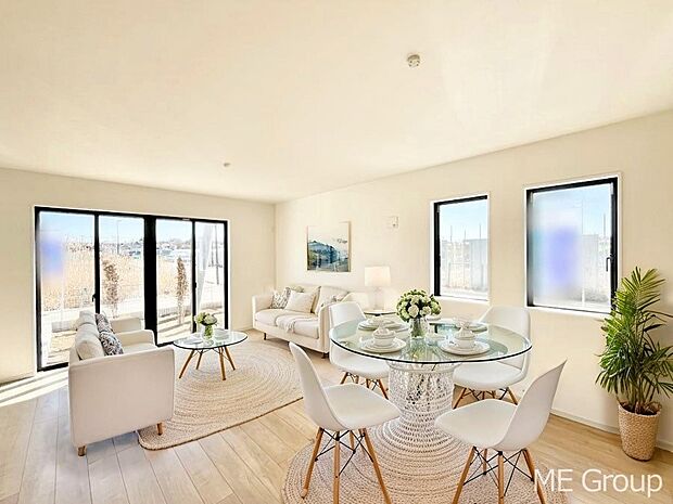 ご家族の賑やかな話し声で包まれる明るいリビング ※家具はCGです