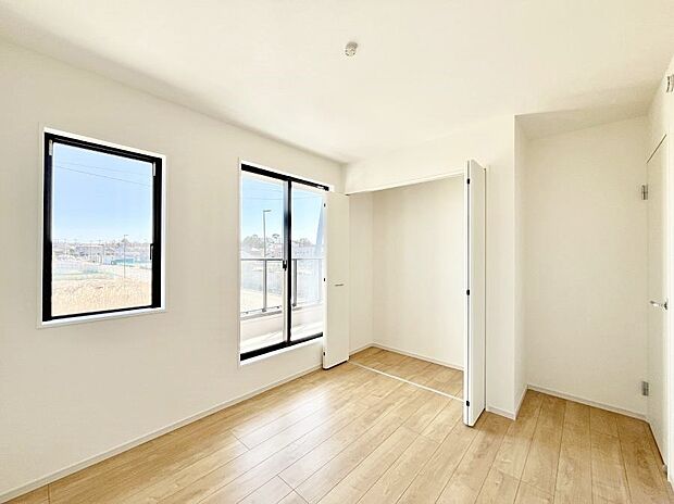 窓からのやさしい光が心地よいプライベートルーム