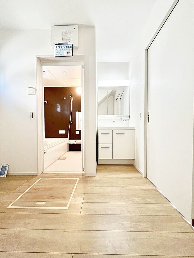 三面鏡の裏に、化粧品や衛生用品などを収納可能。洗面台をすっきりと保ちます!