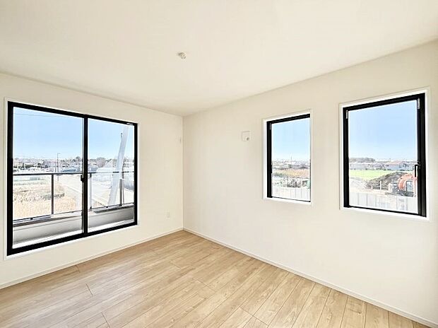 バルコニーが開放感をプラスしてくれる洋室