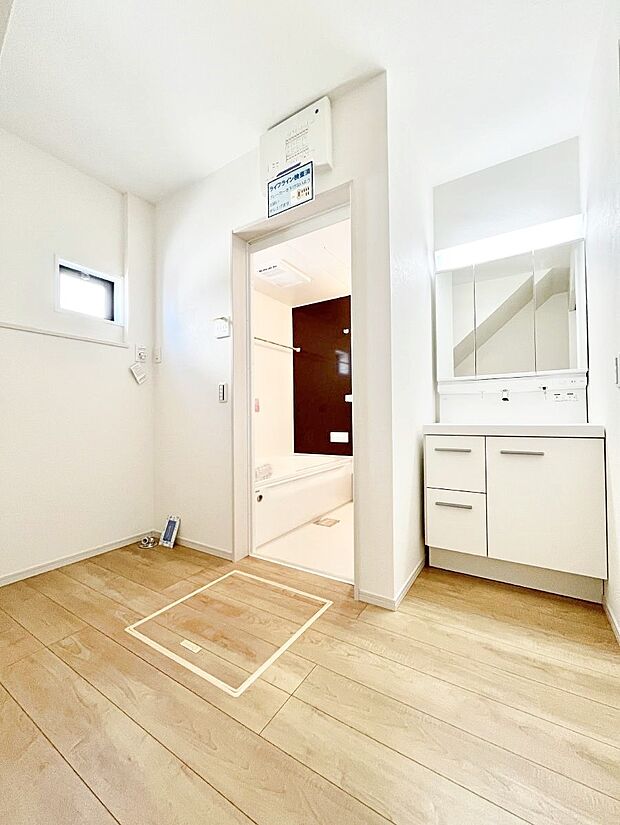 小窓がついているので湿気の多い場所でも換気が十分行えます。毎日の身支度を気持ち良く！