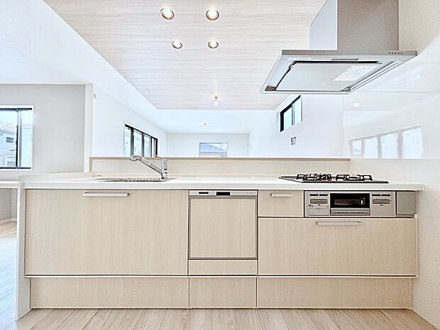 ~Kitchen~ 会話が弾むリビング、料理が愉しくなるキッチン。家は、ただ生活する場ではなく、暮らしを愉しく、快適にする場所。笑顔の毎日、安らぎの日々のために、最新の設備・仕様を採用。