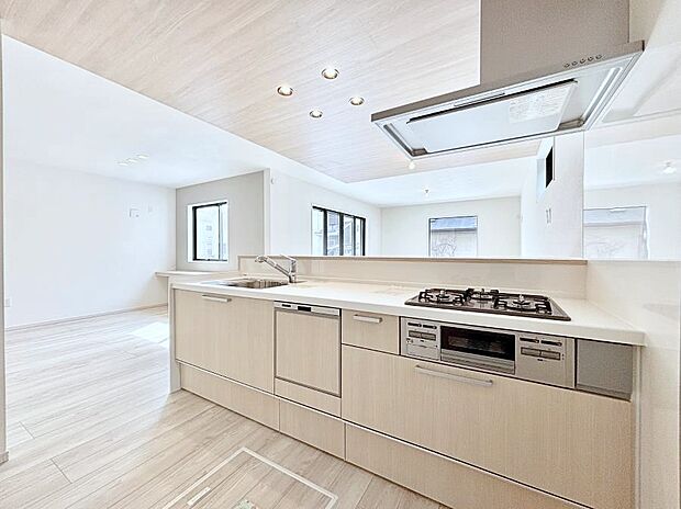 ~Kitchen~ リビングが見渡せるカウンターキッチン。 料理をしながら家族とコミュニケーションをとれるだけでなく、大きな開放感も得ることができます。 お子様の成長も感じることができますね!