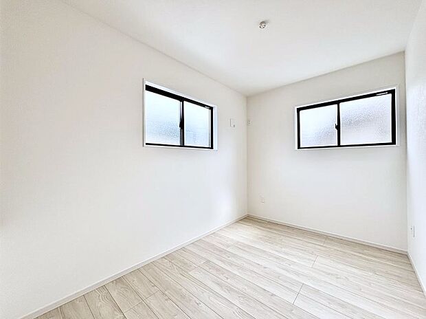 ~Bed Room~ 子供部屋はお子様にとって大変重な役割があります。子供一人で過ごす空間を与えることで、宿題や勉強時間も自然と増えまた自ら部屋の片付けや掃除なども促すことに繋がります。