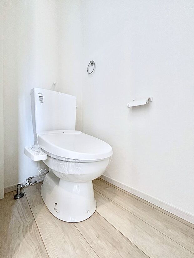 ～Toilet～　綺麗・スッキリ・快適なウォシュレット付トイレでくつろげる空間です。トイレは毎日使わざるを得ないもの。いつも清潔を保ちたいですね。トイレが2ヶ所あるので朝の混雑時に便利です！