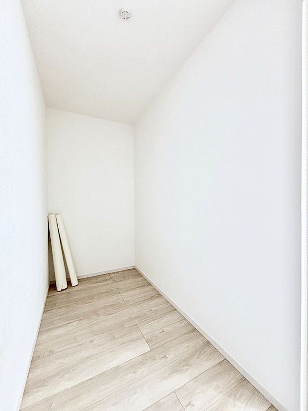 リビング収納。ここに収納があると物が集まるLDKがスッキリ片付きそうですね。