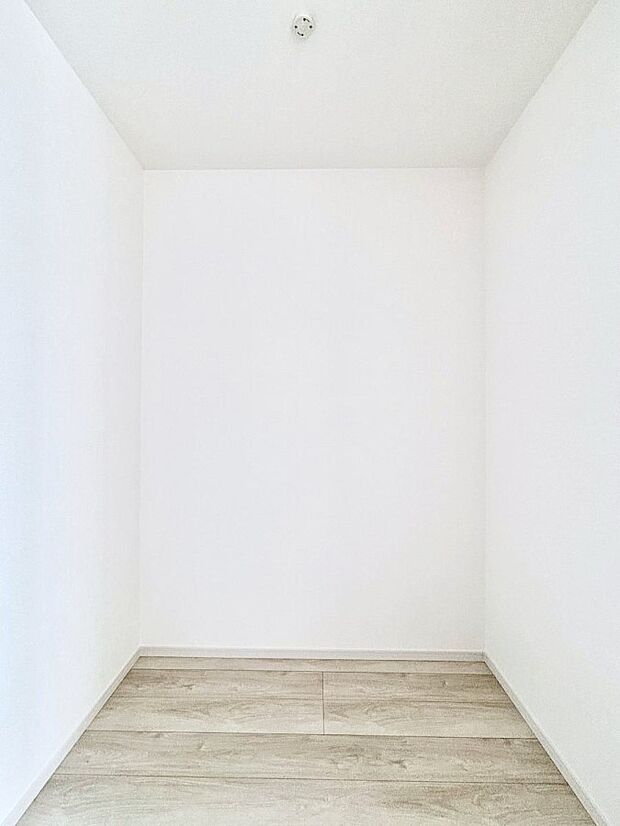 ~Walk-in Closet~ 必要なものやコーディネートを一覧して確認でき、身支度や準備が短時間で済むウォークインクローゼットを設置しました。家の中をすっきりとさせる便利な収納スペースです。