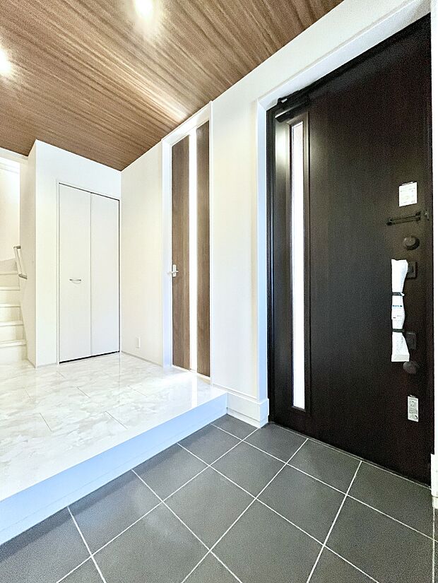 明るい玄関はお客様をお出迎えするのにぴったりです！ 