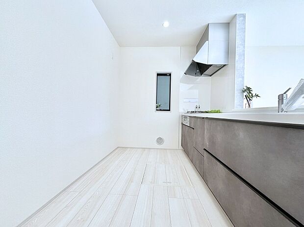 爽やかな風が通り抜けるキッチン。窓があるので明るく換気にも役立ちます。