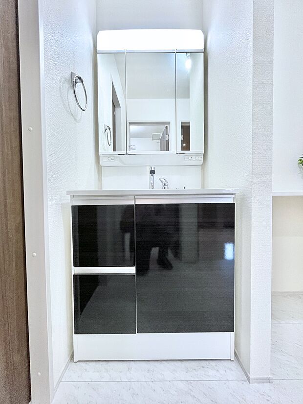 大きく見やすい三面鏡で清潔感ある洗面台は、身だしなみチェックや肌のお手入れにおすすめです。 