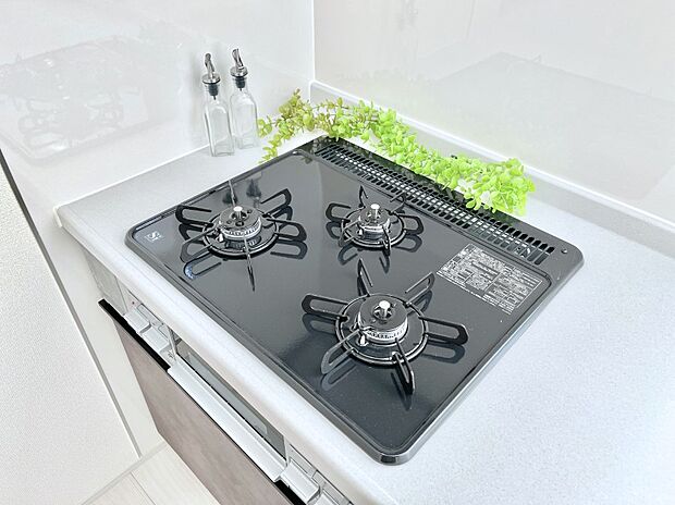 ガスコンロはＳｉセンサー搭載。火力調節や焦げ付き・消し忘れも防いでくれます。