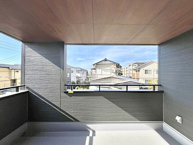 インナーバルコニーなので雨でも洗濯物を干す事が出来て、風通しがあるので乾きが良く、物干しスペースとして重宝します。 