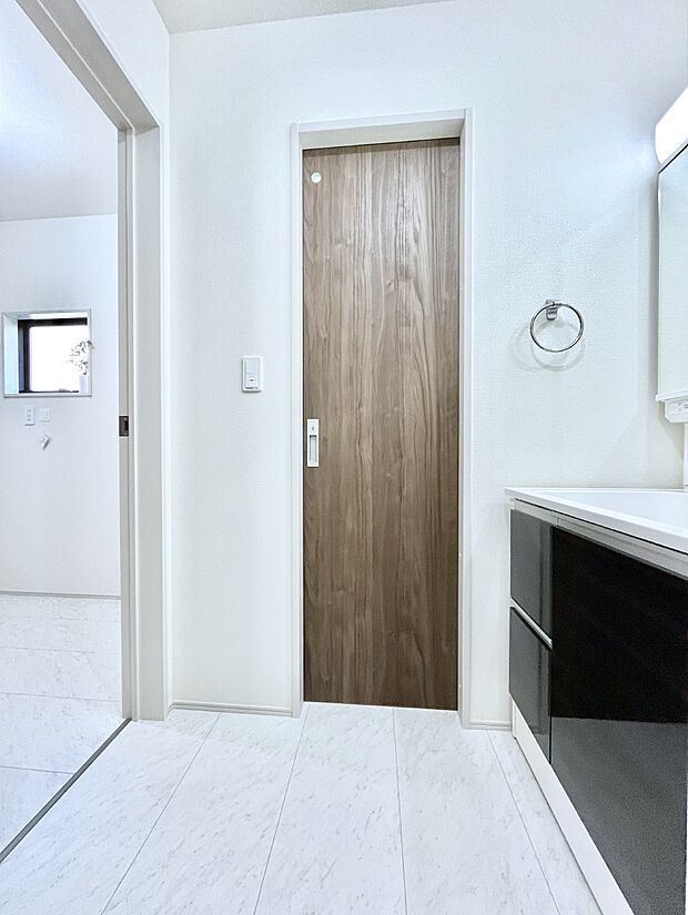 清潔感のある快適空間です。毎日の身支度も気持ち良くお使い頂けます。 