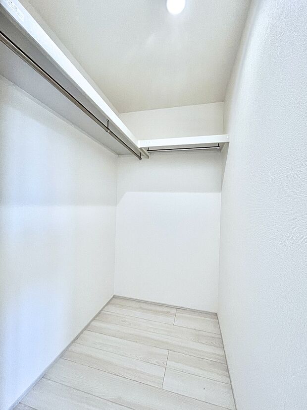 ウォークインクローゼット付きで生活空間を広く利用できます。
