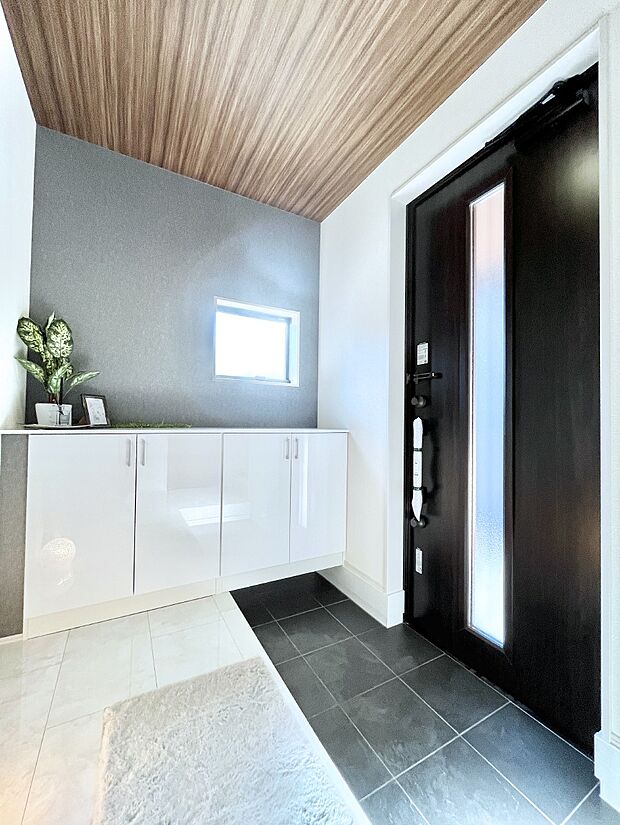 飾り棚を利用して、お越しいただくお客様をおもてなしできます。