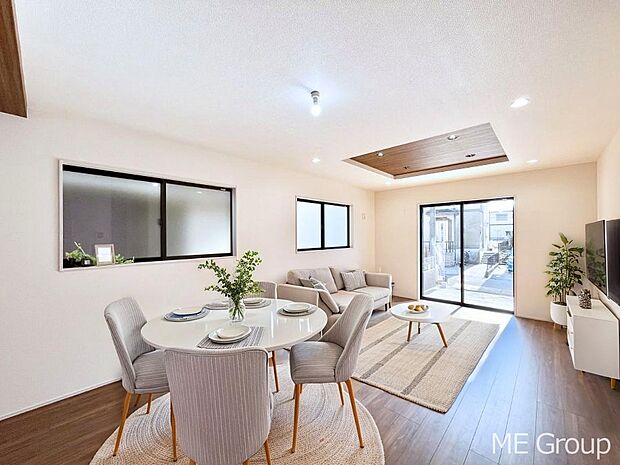 ご家族の賑やかな話し声で包まれる明るいリビング  ※家具はCGです