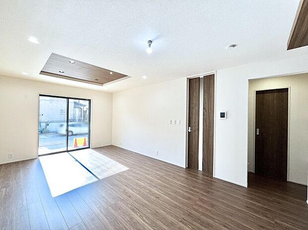 大きな窓からたっぷりの陽光と風を感じられるリビング