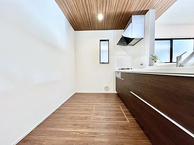 爽やかな風が通り抜けるキッチン。窓があるので明るく換気にも役立ちます。