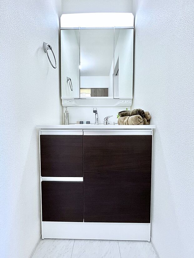 大きく見やすい三面鏡で清潔感ある洗面台は、身だしなみチェックや肌のお手入れにおすすめです。