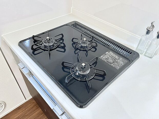 ガスコンロはＳｉセンサー搭載。火力調節や焦げ付き・消し忘れも防いでくれます。