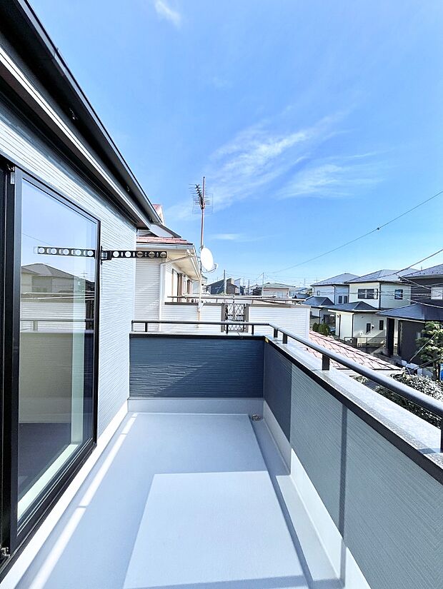 ゆったりバルコニーだから沢山お洗濯ものを干せます。