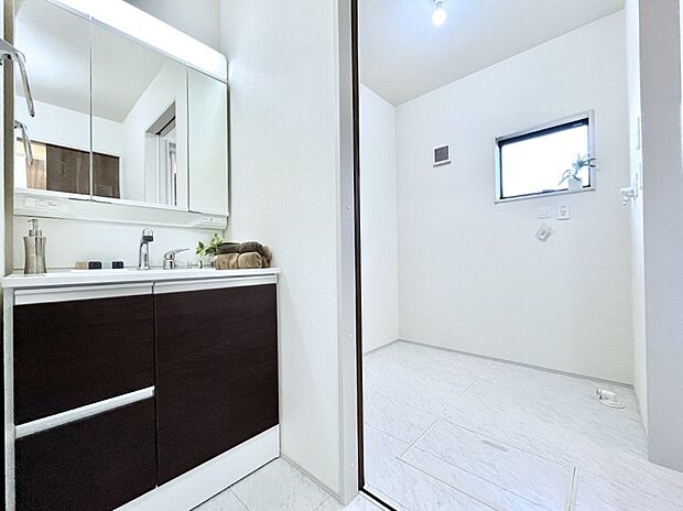 清潔感のある快適空間です。毎日の身支度も気持ち良くお使い頂けます。 