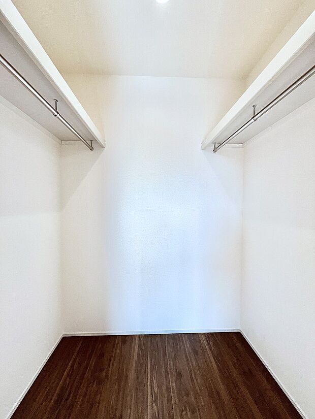 ウォークインクローゼット付きで生活空間を広く利用できます。