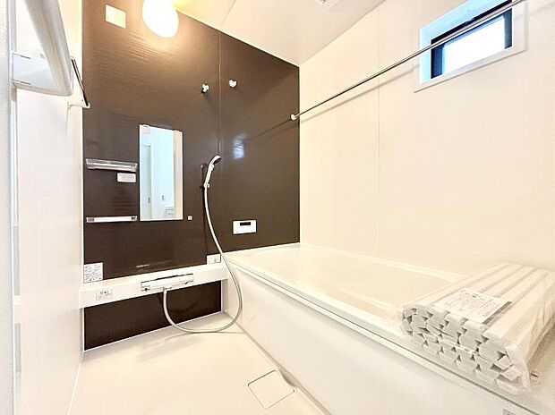 ◆2号棟◆~Bath Room~ 足を伸ばして入浴することが可能!一日の疲れを癒す貴重なバスタイムです。お子様とご一緒でも十分な広さなので、リビングとは違った家族団欒のひと時をお楽しみいただけます。