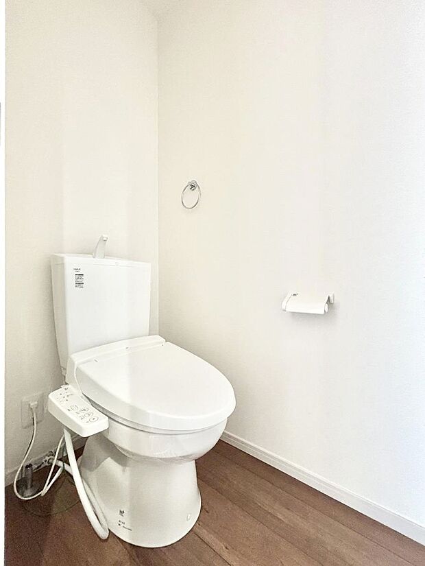 ◆2号棟◆~Toilet~ 清潔感のある水回り♪トイレはウォシュレット付きです◎トイレは毎日使わざるを得ないもの。いつも清潔を保ちたいですね。トイレが2ヶ所あるので朝の混雑時に便利です!