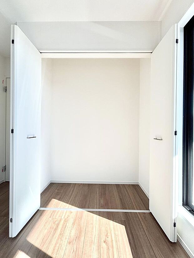 ◆2号棟◆〜Closet〜　壁面クローゼットがあればタンスを置く必要がなく、出っ張りのないスッキリ空間を維持できます。限られたスペースを有効に活用できそう。衣類や趣味の品などたっぷり収納出来ますね♪
