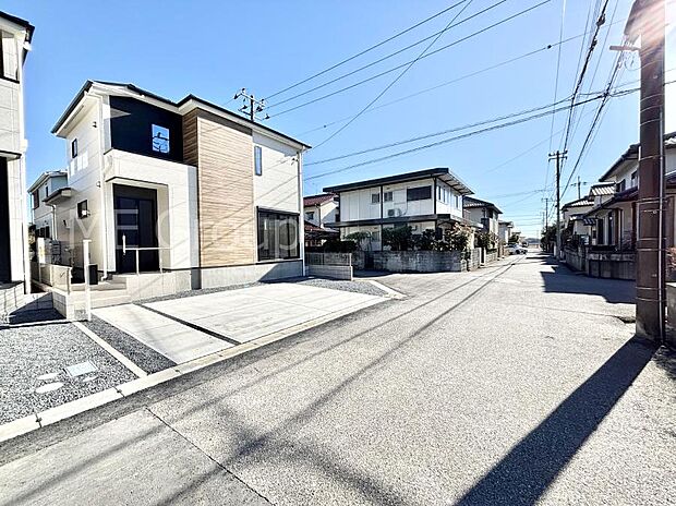 ~Exterior~ 前面道路:南 6m 公道、西 5.9m 公道 低層の一戸建てを中心とした街並みが整然と続き、周辺は高い建物が建っていないので、緑の多い閑静な趣を感じる環境です。