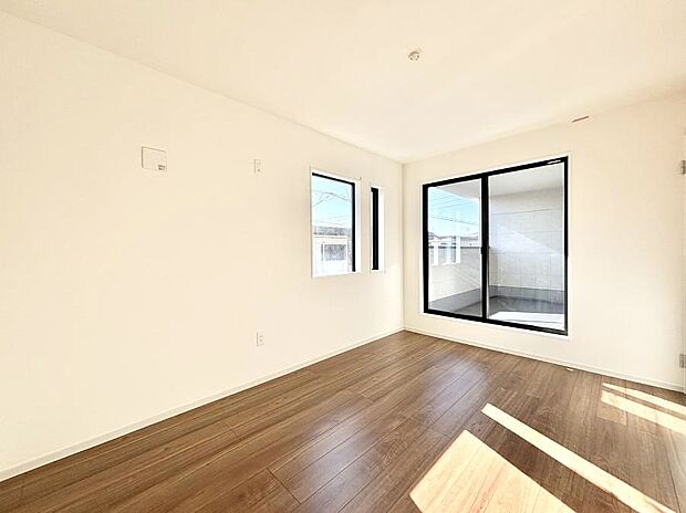◆2号棟◆~Bed Room~ 2面採光を確保した明るい室内は、風通しも良く、大変居心地の良い空間となっております。爽やかな風を感じて起きる朝は、快適生活の始まりに!日当たりや通風がとても良い住まい♪