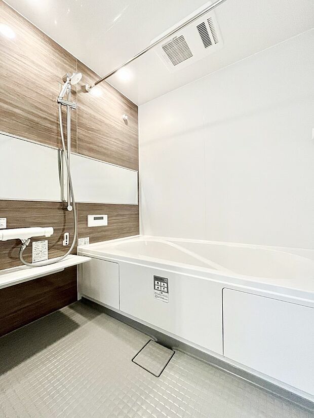 落ち着いた雰囲気でゆっくりお寛ぎいただけるバスルーム