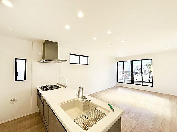 明るい陽光が注ぎ、寛ぎの雰囲気に満たされるダイニング。