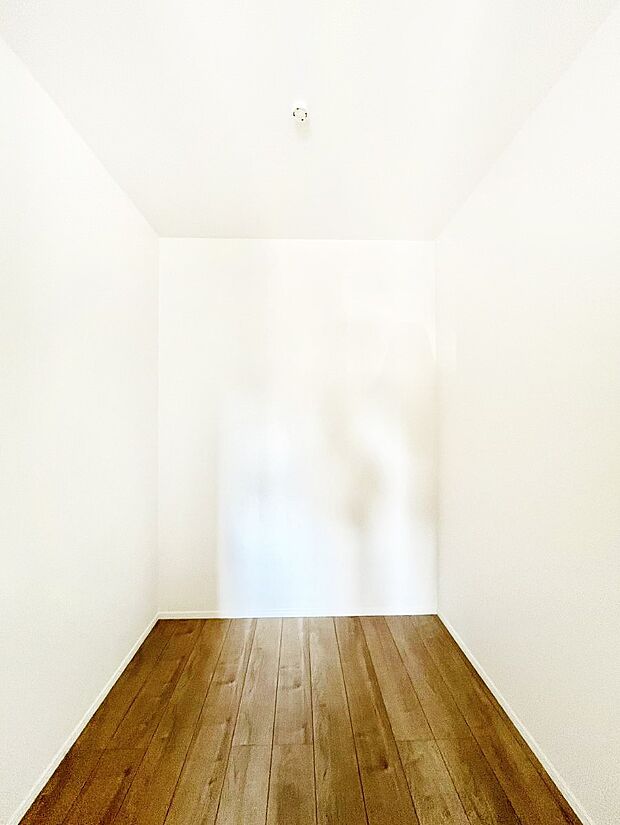 ウォークインクローゼット付きで生活空間を広く利用できます。