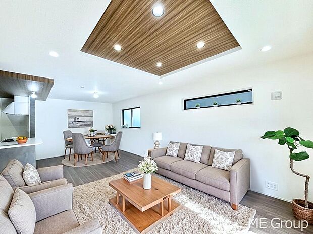 ご家族の賑やかな話し声で包まれる明るいリビング  ※家具はCGです