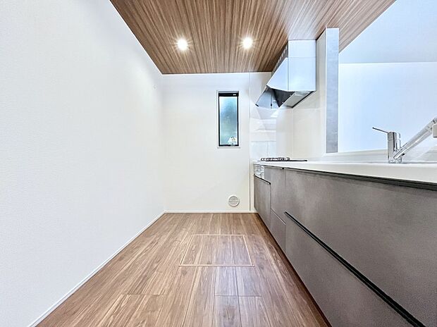 爽やかな風が通り抜けるキッチン。窓があるので明るく換気にも役立ちます。