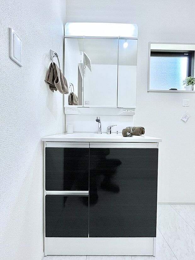 大きく見やすい三面鏡で清潔感ある洗面台は、身だしなみチェックや肌のお手入れにおすすめです。 