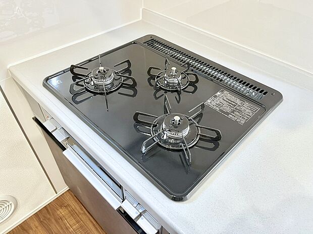 ガスコンロはＳｉセンサー搭載。火力調節や焦げ付き・消し忘れも防いでくれます。