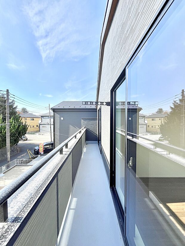 ゆったりバルコニーだから沢山お洗濯ものを干せます。