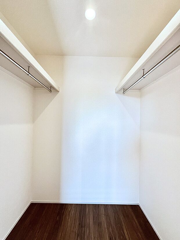 ウォークインクローゼット付きで生活空間を広く利用できます。