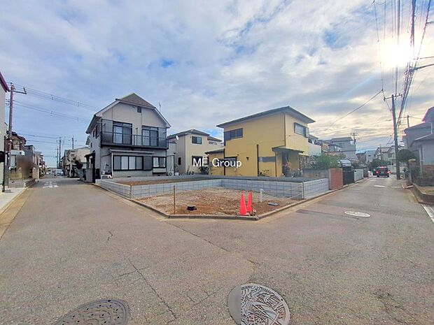 〜Exterior〜 前面道路:南西 4m 公道、北西 4m 私道 低層の一戸建てを中心とした街並みが整然と続き、周辺は高い建物が建っていないので、緑の多い閑静な趣を感じる環境です。