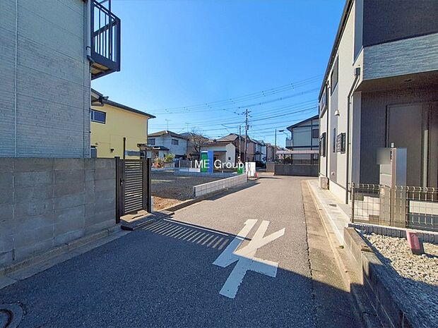 〜Exterior〜　前面道路：南西 4m 公道、北西 4m 私道　低層の一戸建てを中心とした街並みが整然と続き、周辺は高い建物が建っていないので、緑の多い閑静な趣を感じる環境です。