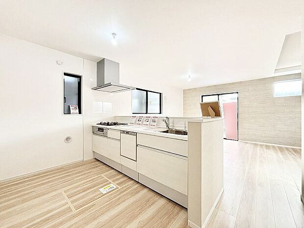 ◆1号棟◆~Kitchen~ 自然光が入る窓のあるキッチン☆毎日使う場所だからこそ、使い勝手を考慮しました。ゆったりとしたキッチンコーナーは質感豊かな仕上がりとなっております。