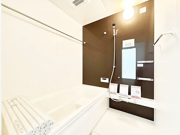 ◆1号棟◆~Bath Room~ 足を伸ばして入浴することが可能!一日の疲れを癒す貴重なバスタイムです。お子様とご一緒でも十分な広さなので、リビングとは違った家族団欒のひと時をお楽しみいただけます。