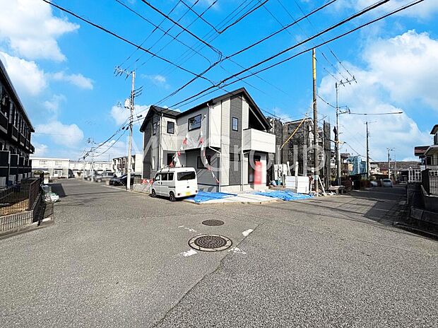 ~Exterior~ 前面道路:南西 6m 公道、南東 5m 公道 低層の一戸建てを中心とした街並みが整然と続き、周辺は高い建物が建っていないので、緑の多い閑静な趣を感じる環境です。