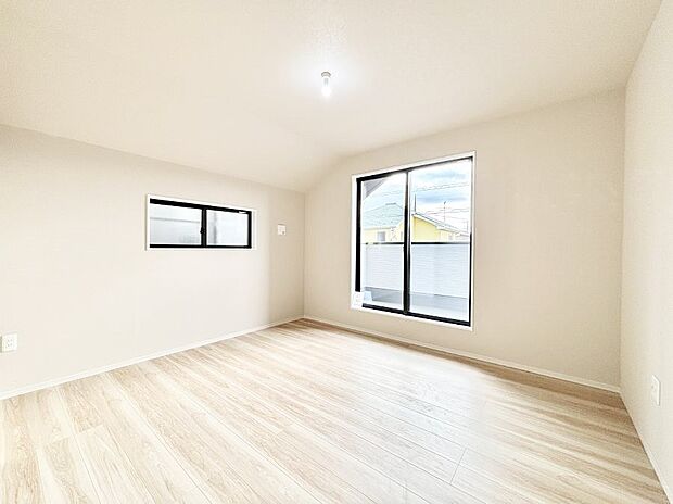 ◆1号棟◆~Bed Room~ 「今日も一日お疲れ様」とご夫婦でゆったりくつろげる寝室。 毎日の家事やお仕事に疲れた日はフカフカのベットで癒されてください。テレビや本棚をおいても快適な広さが自慢♪