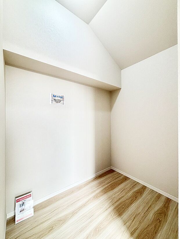 ◆1号棟◆〜Walk-in Closet〜　たくさんの洋服をかけてもシワになりにくいウォークインクローゼット。洋服以外にも、普段使わない家電やスーツケース、ストック品など何でも片付く嬉しい空間です。